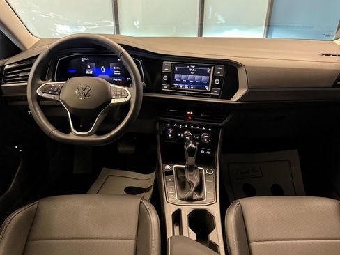 Used 2024 Volkswagen Jetta SE image 9