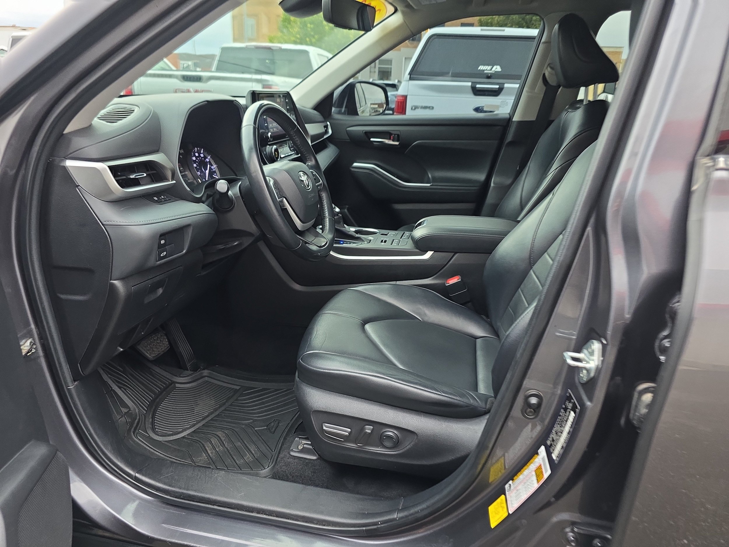 Used 2022 Toyota Highlander XLE AWD/4WD image 2