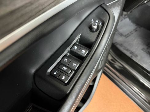 Used 2025 Jeep Grand Cherokee L Limited w/ Black Appearance Package image 18