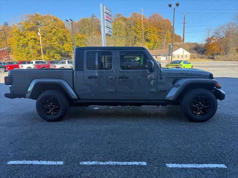 Certified 2022 Jeep Gladiator Sport AWD/4WD image 10