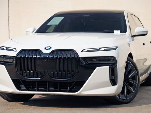 Used 2024 BMW i7 xDrive60 w/ Premium Package AWD/4WD image 3