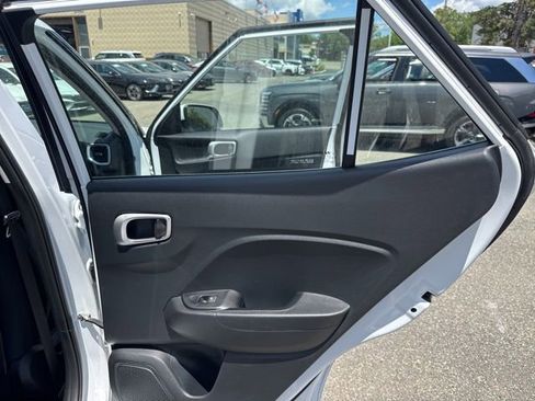 Used 2024 Hyundai Venue SE FWD image 34