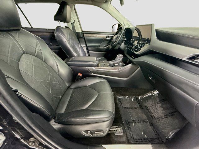Used 2023 Toyota Highlander Platinum FWD image 29
