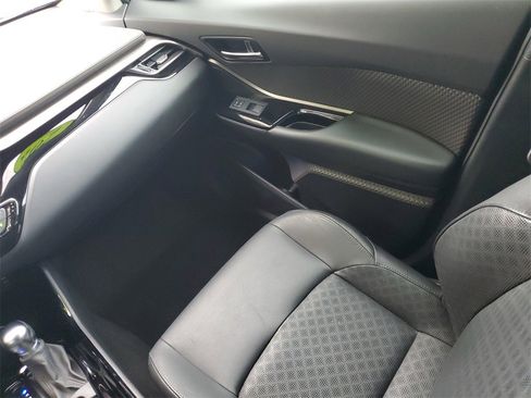 Used 2022 Toyota C-HR Limited image 11