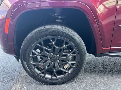 Used 2023 Jeep Grand Cherokee L Summit AWD/4WD image 5
