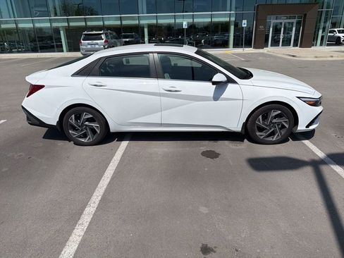 Used 2025 Hyundai Elantra Limited image 8
