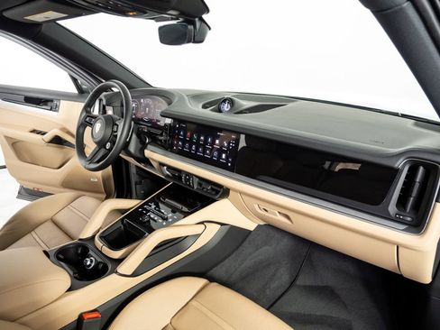 Certified 2024 Porsche Cayenne Coupe image 25