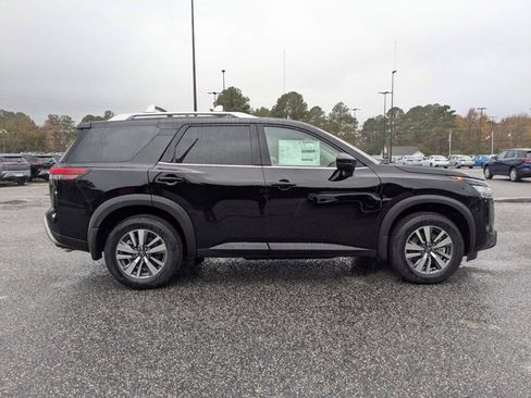 New 2025 Nissan Pathfinder SL image 3