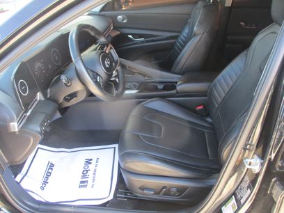 Used 2022 Hyundai Elantra Limited w/ Preferred Accessory Package