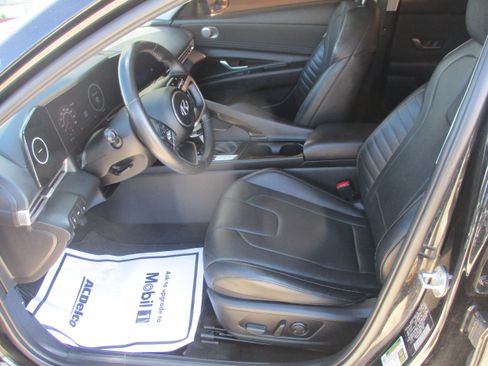 Used 2022 Hyundai Elantra Limited w/ Preferred Accessory Package FWD image 4