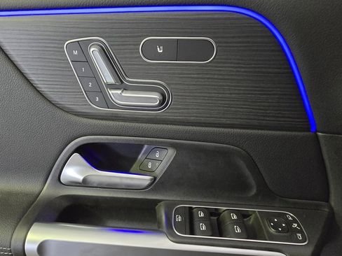 New 2025 Mercedes-Benz GLB 250 4MATIC image 9