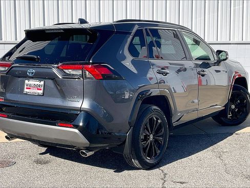 Used 2022 Toyota RAV4 SE image 17