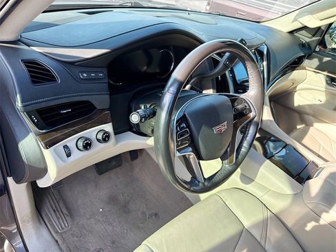 Used 2018 Cadillac Escalade Luxury image 10