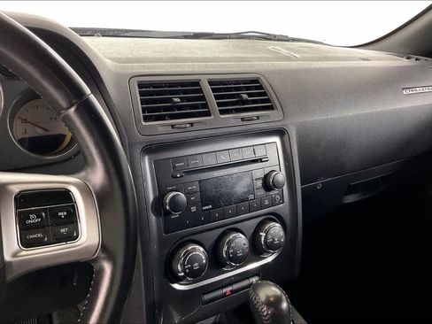 Used 2012 Dodge Challenger SXT image 8