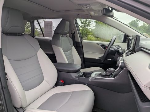 Used 2021 Toyota RAV4 XLE Premium AWD/4WD image 31