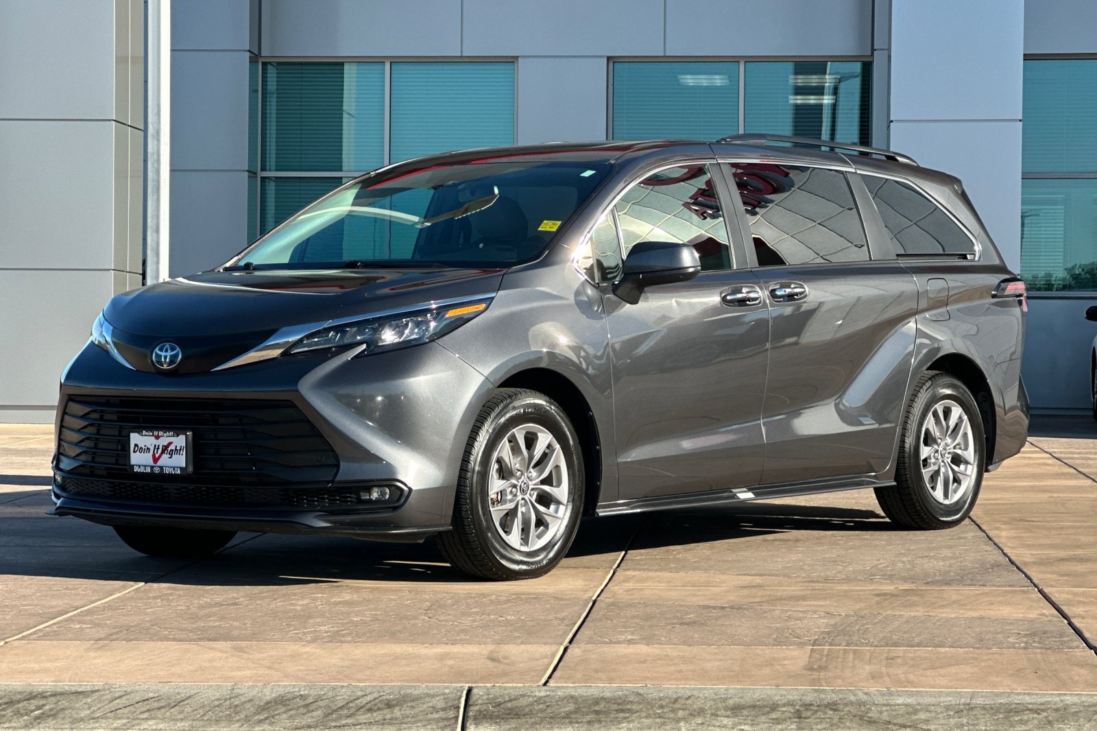 Certified 2025 Toyota Sienna XLE FWD image 10