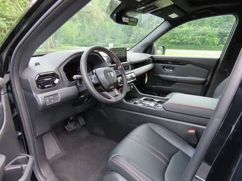 New 2025 Honda Pilot TrailSport image 2