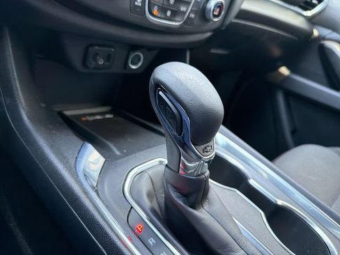 Used 2022 Chevrolet Traverse LT FWD image 24
