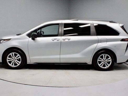 Used 2022 Toyota Sienna XSE image 9