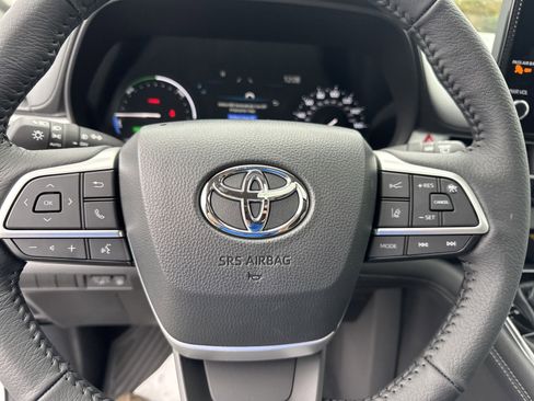 New 2025 Toyota Sienna XLE w/ XLE Plus Package image 17