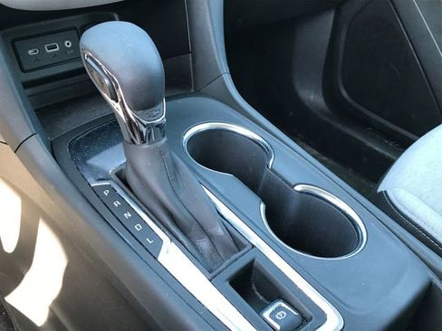 Used 2022 Chevrolet Equinox LS image 9