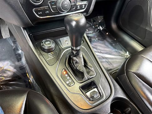 Used 2020 Jeep Cherokee Latitude Plus image 18