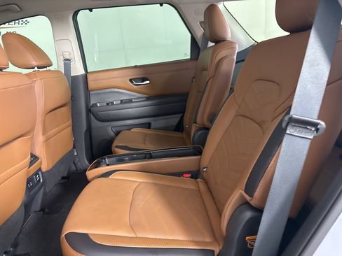 Used 2025 Nissan Pathfinder Platinum AWD/4WD image 28