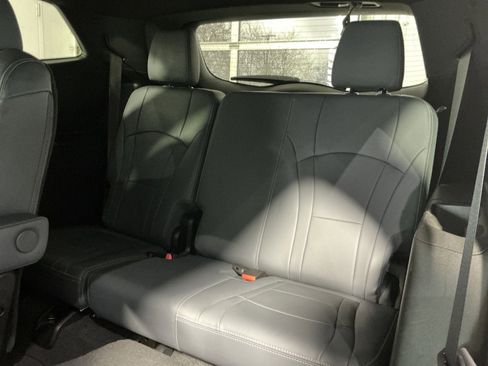 Used 2024 Buick Enclave Essence image 32