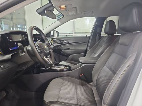 Used 2025 Chevrolet Trax LT w/ Driver Confidence Package FWD image 18