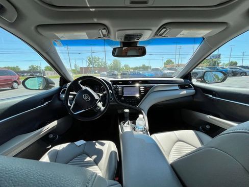 Used 2018 Toyota Camry SE w/ Moonroof Package FWD image 9