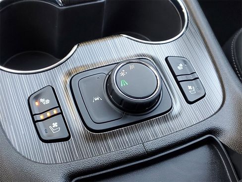 Used 2023 GMC Acadia SLT w/ Preferred Package image 32