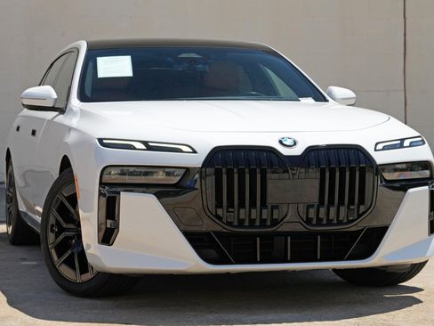Used 2023 BMW 740i w/ Parking Assistance Package RWD image 4