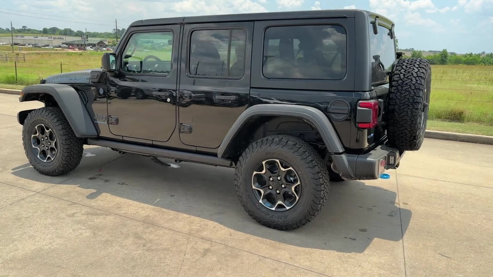 New 2023 Jeep Wrangler Unlimited Rubicon 4xe w/ Cold Weather Group AWD/4WD image 6