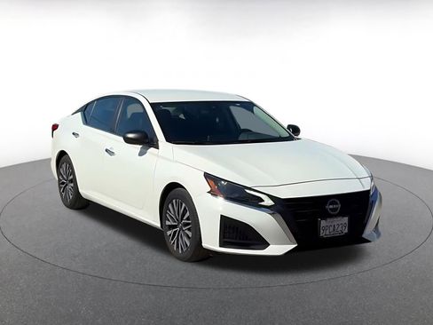 Used 2025 Nissan Altima 2.5 SV image 3