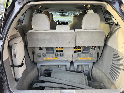 Used 2012 Toyota Sienna LE FWD image 16