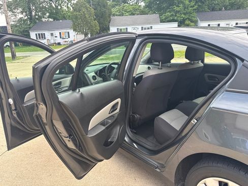 Used 2013 Chevrolet Cruze LS FWD image 12