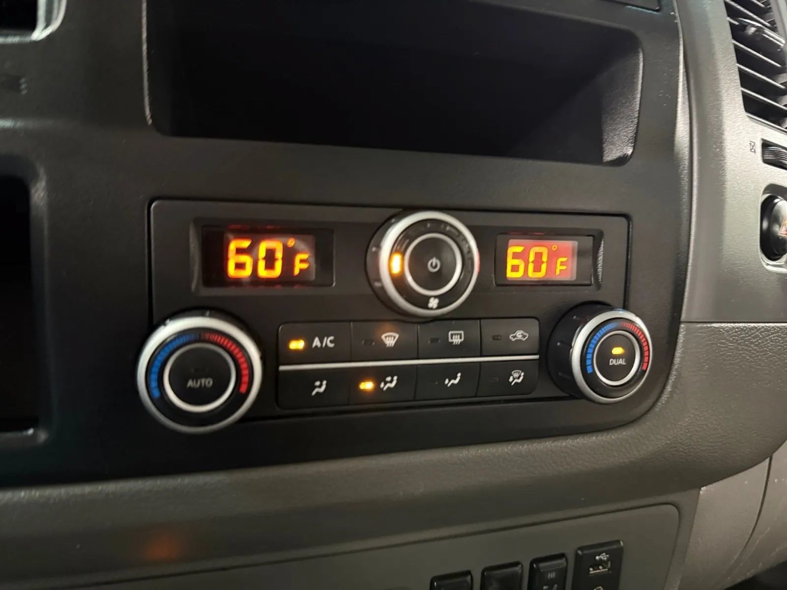 Used 2015 Nissan NV 3500 SL w/ Technology Package RWD image 23