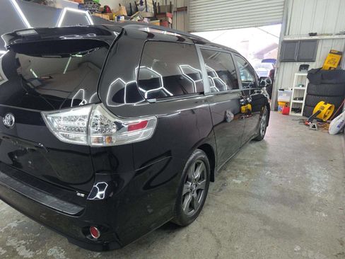 Used 2018 Toyota Sienna SE w/ SE Preferred Package FWD image 3