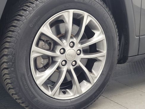 Used 2019 Jeep Cherokee Latitude Plus w/ Cold Weather Group FWD image 31
