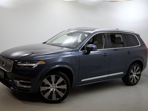 Used 2024 Volvo XC90 T8 Ultimate w/ Protection Package Premier AWD/4WD image 3