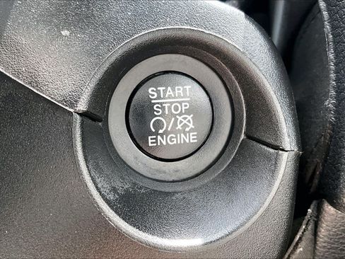 Used 2019 Jeep Compass Latitude FWD image 30