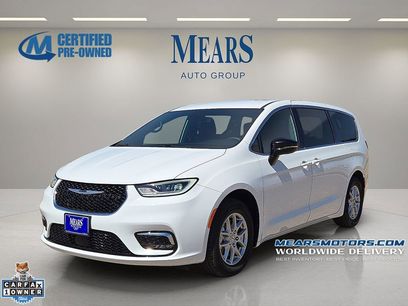 Used 2025 Chrysler Pacifica Select