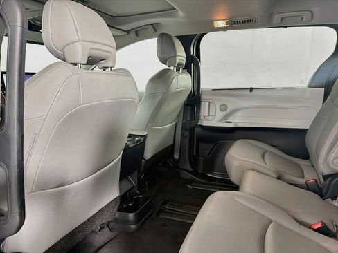 Used 2025 Toyota Sienna XLE FWD image 37