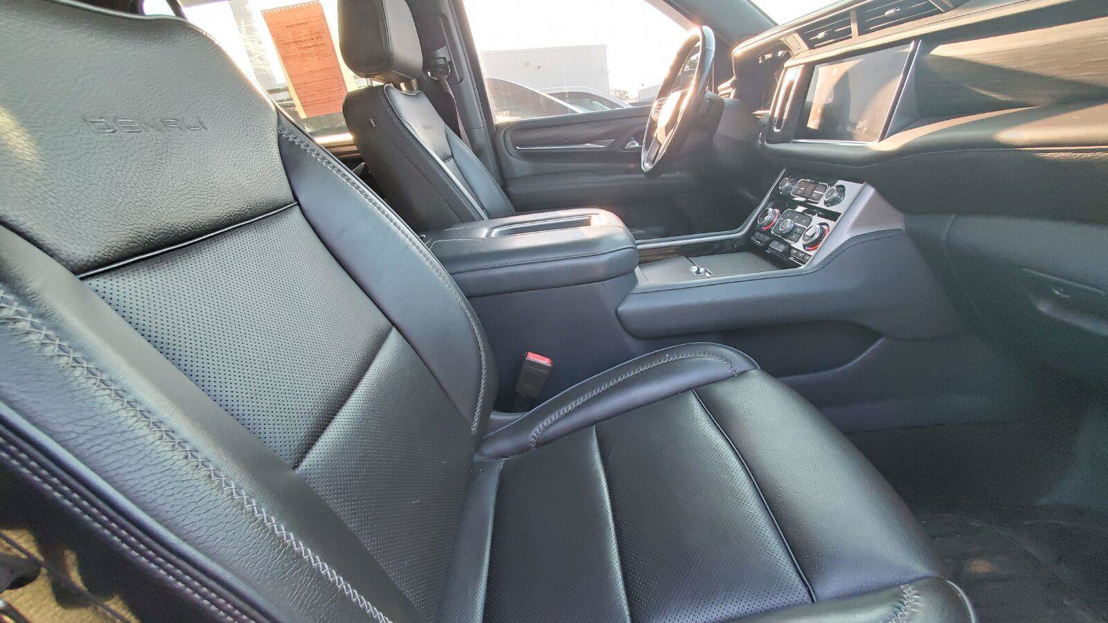 Used 2021 GMC Yukon Denali w/ Denali Premium Package AWD/4WD image 4