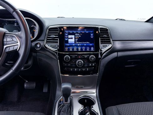 Used 2019 Jeep Grand Cherokee Laredo w/ 18" Wheel & 8.4" Radio Group AWD/4WD image 8