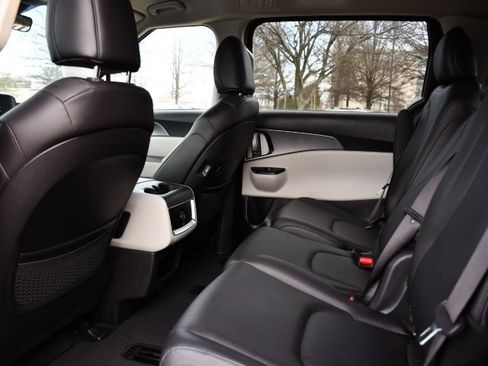 Used 2024 Kia Carnival LX image 16