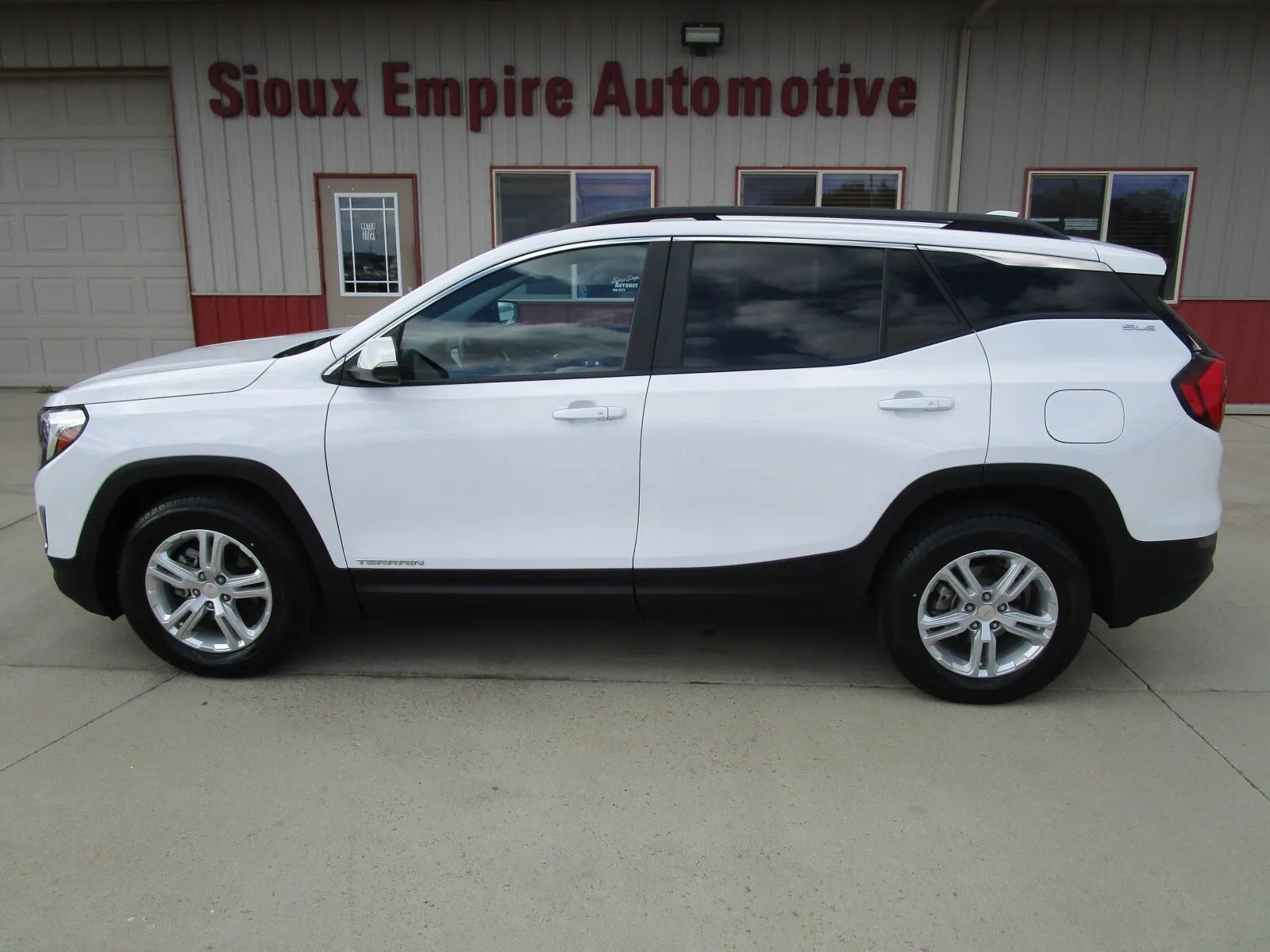 Used 2021 GMC Terrain SLE w/ Driver Convenience Package AWD/4WD image 2