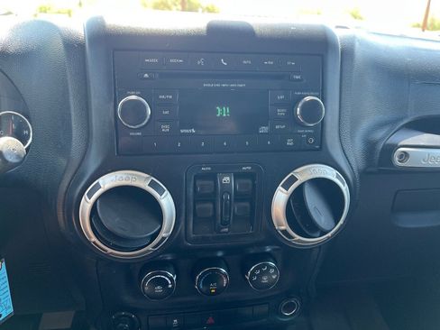 Used 2018 Jeep Wrangler Unlimited Sahara w/ Connectivity Group AWD/4WD image 13
