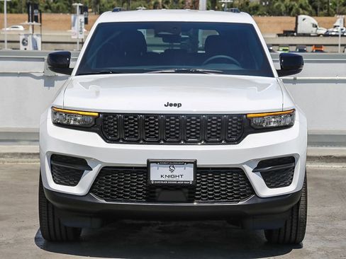 New 2025 Jeep Grand Cherokee Altitude image 3