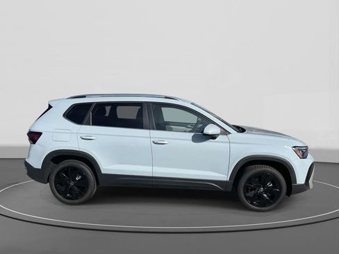 New 2026 Volkswagen Taos SE image 3